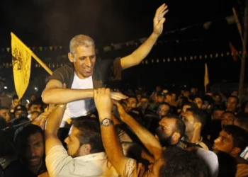 El prisionero palestino liberado Ateya Abu Moussa, detenido por Israel durante 20 años, es recibido por sus familiares y amigos a su llegada a la casa de su familia en Khan Younis, en el sur de la Franja de Gaza, el 14 de agosto de 2013. (Abed Rahim Khatib/Flash90)