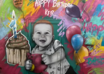 Retrato del bebé rehén Kfir Bibas, creado por el artista de graffiti Benzi Brofman (Cortesía)