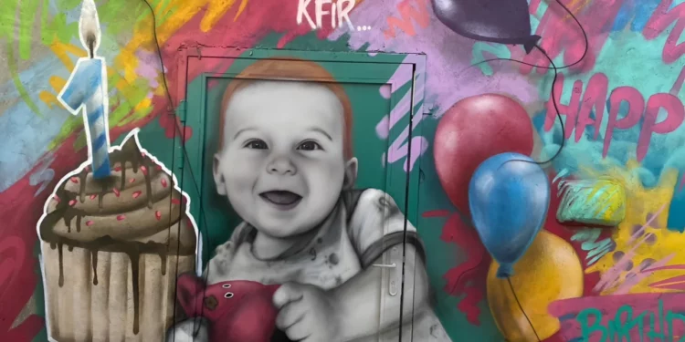 Retrato del bebé rehén Kfir Bibas, creado por el artista de graffiti Benzi Brofman (Cortesía)