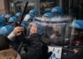 Estudiantes se enfrentan a la policía cerca del Politécnico de Turín durante una manifestación el 13 de diciembre de 2024. (MARCO BERTORELLO / AFP)