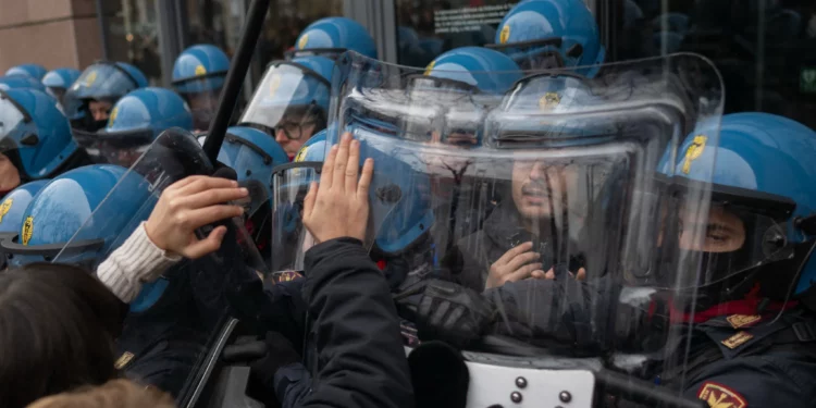 Estudiantes se enfrentan a la policía cerca del Politécnico de Turín durante una manifestación el 13 de diciembre de 2024. (MARCO BERTORELLO / AFP)