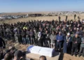 Los dolientes asisten al funeral del rehén israelí Youssef Ziyadne en Rahat, sur de Israel, el jueves 9 de enero de 2025, después de que su cuerpo fuera recuperado en un túnel subterráneo en el sur de la Franja de Gaza, donde había estado cautivo por el grupo terrorista Hamas. (Foto AP/Mahmoud Illean)