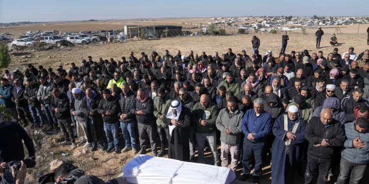 Los dolientes asisten al funeral del rehén israelí Youssef Ziyadne en Rahat, sur de Israel, el jueves 9 de enero de 2025, después de que su cuerpo fuera recuperado en un túnel subterráneo en el sur de la Franja de Gaza, donde había estado cautivo por el grupo terrorista Hamas. (Foto AP/Mahmoud Illean)