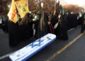 Iraníes tiran de una caja que simboliza un ataúd israelí durante una manifestación antiisraelí para mostrar su solidaridad con el pueblo palestino y libanés, en Teherán, el 10 de enero de 2025. (AFP)