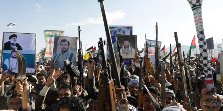 Partidarios hutíes levantan sus ametralladoras durante una manifestación contra Israel en Saná, Yemen, el 10 de enero de 2025. (Foto AP/Osamah Abdulrahman)