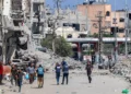 Periodistas filman frente a edificios destruidos en Jabaliya, en el norte de la Franja de Gaza, el 9 de octubre de 2024. (Omar Al-Qattaa/AFP)