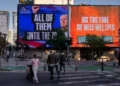 Un cartel electrónico muestra la imagen del presidente electo Donald Trump y hace referencia a su amenaza de desatar el infierno si los rehenes retenidos en Gaza no son liberados hasta su toma de posesión a finales de este mes. Tel Aviv, Israel, el miércoles 8 de enero de 2025. (AP/Oded Balilty)