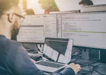 Una imagen ilustrativa de desarrolladores de programas, empresas emergentes e innovación (scyther5; iStock de Getty Images)