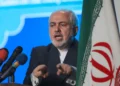 En esta foto de archivo del 23 de febrero de 2021, el entonces ministro de Asuntos Exteriores de Irán, Mohammad Javad Zarif, habla en una conferencia en Teherán, Irán. (Foto AP/Vahid Salemi, Archivo)