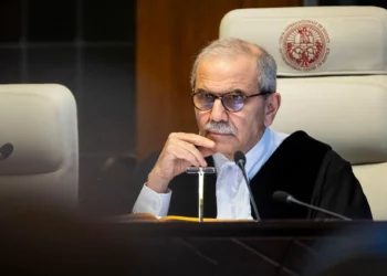 El presidente de la Corte Internacional de Justicia (CIJ), el juez Nawaf Salam, entrega la orden judicial sobre la solicitud de Nicaragua de ordenar a Alemania que cese las ventas de armas a Israel en el contexto de la guerra en Gaza en el Palacio de la Paz en La Haya, sede de la CIJ, el 30 de abril de 2024. (Cortesía de la Corte Internacional de Justicia / Archivo)