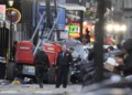 El personal de seguridad investiga la escena en Bourbon Street después de que un vehículo atropellara a una multitud en las calles Canal y Bourbon de Nueva Orleans, el 1 de enero de 2025. (Foto AP/Gerald Herbert)