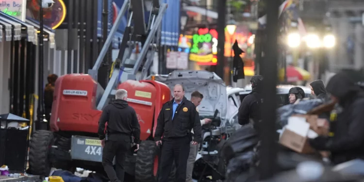 El personal de seguridad investiga la escena en Bourbon Street después de que un vehículo atropellara a una multitud en las calles Canal y Bourbon de Nueva Orleans, el 1 de enero de 2025. (Foto AP/Gerald Herbert)