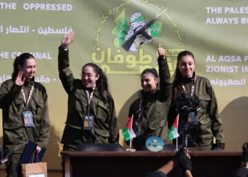 Las rehenes israelíes Liri Albag, Karina Ariev, Daniella Gilboa y Naama Levy saludan en un escenario antes de que agentes de Hamás las entreguen a un equipo de la Cruz Roja en la ciudad de Gaza el 25 de enero de 2025. (AFP)