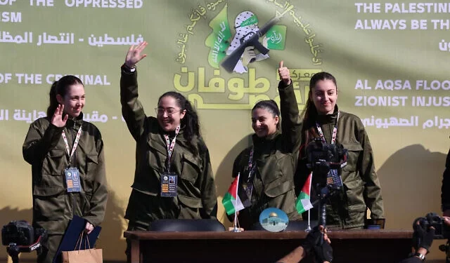 Las rehenes israelíes Liri Albag, Karina Ariev, Daniella Gilboa y Naama Levy saludan en un escenario antes de que agentes de Hamás las entreguen a un equipo de la Cruz Roja en la ciudad de Gaza el 25 de enero de 2025. (AFP)