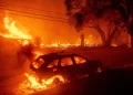 ARCHIVO - El incendio de Palisades quema vehículos y estructuras en el vecindario de Pacific Palisades en Los Ángeles, el 7 de enero de 2025. (Foto AP/Ethan Swope, Archivo)