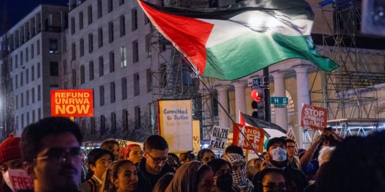 Manifestantes se congregan cerca de la Casa Blanca para exigir un alto el fuego permanente en Gaza y el fin de la financiación estadounidense a Israel el 7 de marzo de 2024, en Washington. (Foto AP/Kevin Wolf)