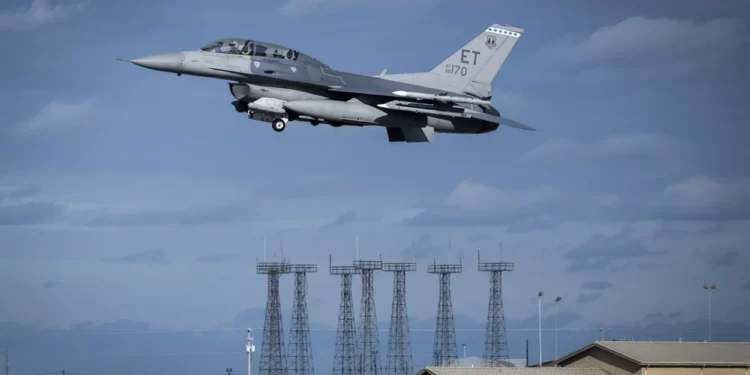 Tanque de combustible de F-16 cae en vecindario de Florida