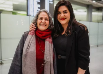 Nahid Tagavi (izq.) con su hija Mariam Claren (der.) en una foto publicada en las redes sociales tras la liberación de Tagavi de una prisión iraní tras cuatro años de detención. (X, utilizada de conformidad con la cláusula 27a de la Ley de Derechos de Autor)