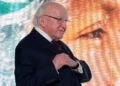 El presidente irlandés, Michael Higgins, llega para pronunciar su discurso durante la celebración del 42º Día Mundial de la Alimentación en la sede de la FAO en Roma, el 16 de octubre de 2023. (AP/Alessandra Tarantino)