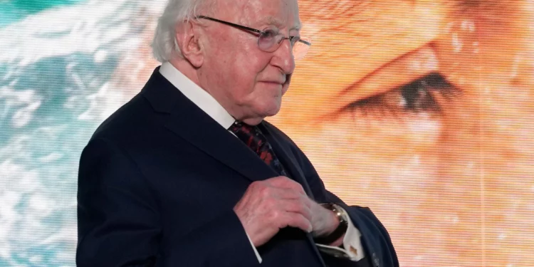 El presidente irlandés, Michael Higgins, llega para pronunciar su discurso durante la celebración del 42º Día Mundial de la Alimentación en la sede de la FAO en Roma, el 16 de octubre de 2023. (AP/Alessandra Tarantino)