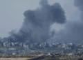 El humo se eleva tras una explosión en la Franja de Gaza, vista desde el sur de Israel, el 9 de enero de 2025. (Foto AP/Mahmoud Illean)