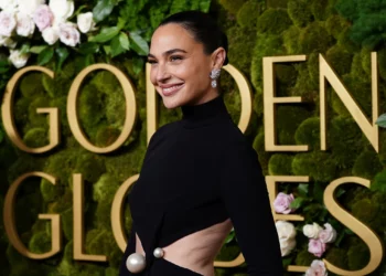 Gal Gadot llega a la 82.ª edición de los Globos de Oro el 5 de enero de 2025 en el Beverly Hilton de Beverly Hills, California. (Jordan Strauss/Invision/AP)