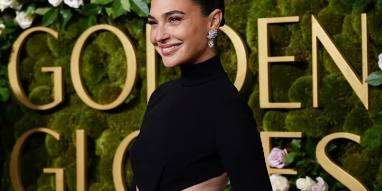 Gal Gadot llega a la 82.ª edición de los Globos de Oro el 5 de enero de 2025 en el Beverly Hilton de Beverly Hills, California. (Jordan Strauss/Invision/AP)