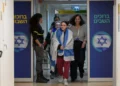 Emily Damari entra para reunirse con sus familiares en el Hospital Tel Hashomer en Ramat Gan, el 19 de enero de 2025. (Maayan Toaf/GPO)