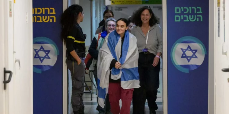 Emily Damari entra para reunirse con sus familiares en el Hospital Tel Hashomer en Ramat Gan, el 19 de enero de 2025. (Maayan Toaf/GPO)