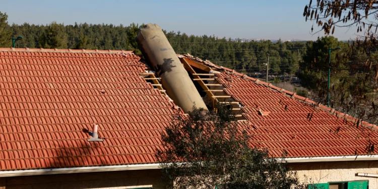 Una parte de un misil disparado desde Yemen se aloja en el techo de una casa en el pueblo israelí de Mevo Beitar, al oeste de Jerusalén, el 14 de enero de 2025. (Foto de Menahem Kahana / AFP)