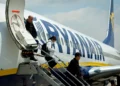 Pasajeros desembarcan de un vuelo de Ryanair en el Aeropuerto Internacional Ben Gurion, cerca de Tel Aviv, el 11 de abril de 2018. (Moshe Shai/FLASH90)