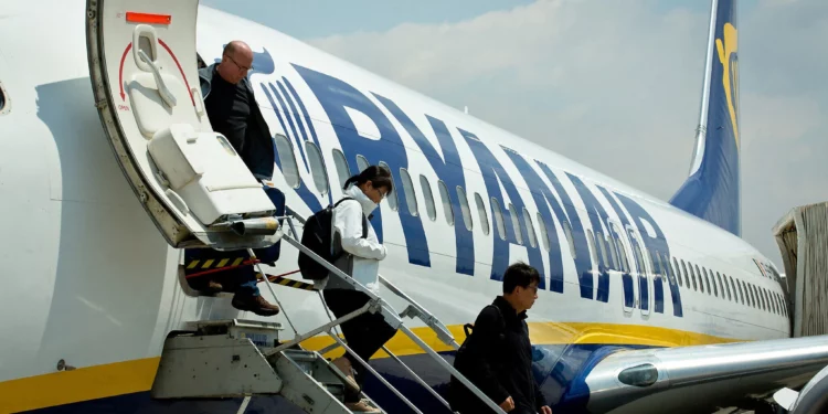 Pasajeros desembarcan de un vuelo de Ryanair en el Aeropuerto Internacional Ben Gurion, cerca de Tel Aviv, el 11 de abril de 2018. (Moshe Shai/FLASH90)