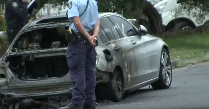 Un automóvil está pintado con el insulto “A la mierda con los judíos” en Dover Heights, Sydney, Australia, el 17 de enero de 2025 (captura de pantalla de Sky News; utilizada de acuerdo con la Cláusula 27a de la Ley de Derechos de Autor)