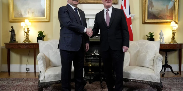 El primer ministro británico, Keir Starmer (derecha), estrecha la mano del primer ministro iraquí, Mohammed Shia al-Sudani, en el número 10 de Downing Street, en el centro de Londres, el 14 de enero de 2025. (Kin Cheung / POOL / AFP)