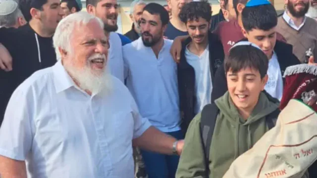 Honran a los caídos en Otniel con la dedicación de un rollo de la Torá