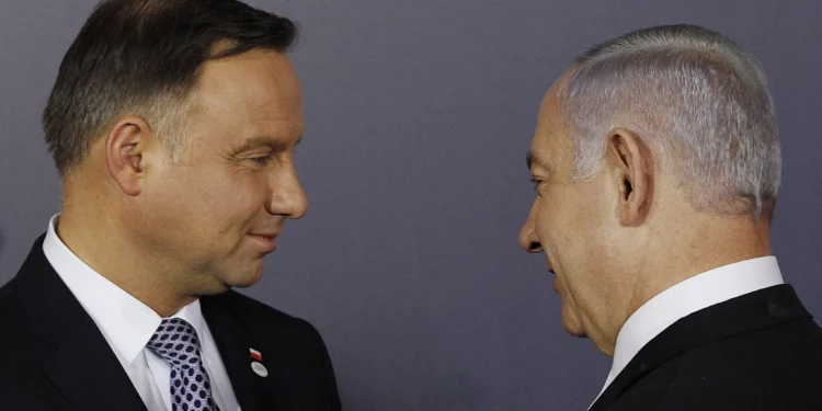 El presidente polaco, Andrzej Duda, a la izquierda, y el primer ministro israelí, Benjamin Netanyahu, a la derecha, hablan después de una foto grupal en el Castillo Real de Varsovia, el 13 de febrero de 2019. (AP/Czarek Sokolowski)