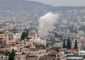 Imagen: Se eleva humo durante los enfrentamientos entre hombres armados y las fuerzas de seguridad de la Autoridad Palestina, dentro del campo de refugiados de Jenin, el 12 de enero de 2025. (Jaafar Ashtiyeh/AFP)