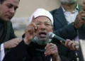 El jeque Youssef Qaradawi habla ante una multitud en la plaza Tahrir de El Cairo, el 2 de febrero de 2014 (Khalil Hamra/AP)