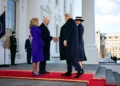 El presidente de Estados Unidos, Joe Biden, y la primera dama, Jill Biden, saludan al presidente electo Donald Trump y a Melania Trump a su llegada a la Casa Blanca en Washington, DC, el 20 de enero de 2025, antes de partir hacia el Capitolio de Estados Unidos, donde Trump prestará juramento como el 47º presidente de Estados Unidos. (Foto de Jim WATSON / AFP)