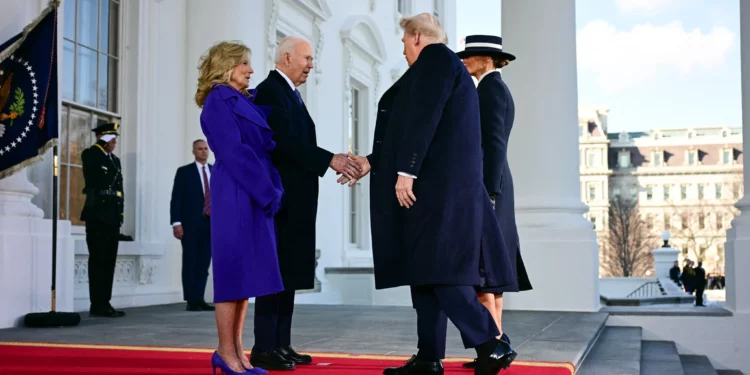 El presidente de Estados Unidos, Joe Biden, y la primera dama, Jill Biden, saludan al presidente electo Donald Trump y a Melania Trump a su llegada a la Casa Blanca en Washington, DC, el 20 de enero de 2025, antes de partir hacia el Capitolio de Estados Unidos, donde Trump prestará juramento como el 47º presidente de Estados Unidos. (Foto de Jim WATSON / AFP)