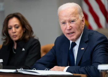 El presidente de Estados Unidos, Joe Biden, y la vicepresidenta, Kamala Harris, encabezan una reunión informativa sobre la respuesta federal a los incendios forestales en el área de Los Ángeles, en la Sala Roosevelt de la Casa Blanca en Washington, el jueves 9 de enero de 2025. (Ben Curtis/AP)