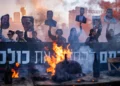 Familiares de israelíes tomados como rehenes por terroristas de Hamás en Gaza, junto con activistas bloquean la autopista Ayalon en Tel Aviv, durante una protesta que pide la liberación de los cautivos, el 24 de enero de 2025. (Erik Marmor/Flash90)