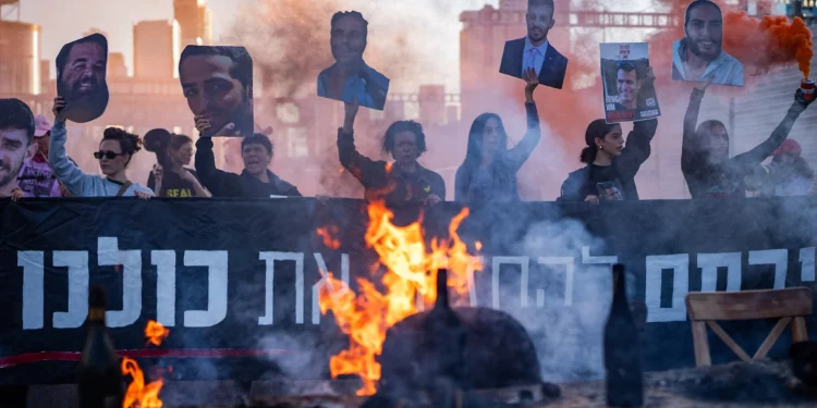 Familiares de israelíes tomados como rehenes por terroristas de Hamás en Gaza, junto con activistas bloquean la autopista Ayalon en Tel Aviv, durante una protesta que pide la liberación de los cautivos, el 24 de enero de 2025. (Erik Marmor/Flash90)