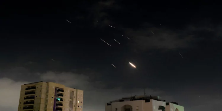 Se disparan misiles interceptores contra drones iraníes y misiles lanzados hacia Israel, como se ve desde Tel Aviv el 14 de abril de 2024. (Tomer Neuberg/Flash90)