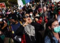 Estudiantes de la Universidad de Nueva York participan en una protesta antiisraelí liderada por los 'Estudiantes por la Justicia en Palestina' en Washington Square Park, Nueva York, el 25 de octubre de 2023. (Ed Jones/AFP)