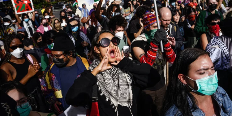 Estudiantes de la Universidad de Nueva York participan en una protesta antiisraelí liderada por los 'Estudiantes por la Justicia en Palestina' en Washington Square Park, Nueva York, el 25 de octubre de 2023. (Ed Jones/AFP)