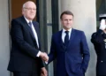 El presidente de Francia, Emmanuel Macron (derecha), estrecha la mano del ex primer ministro libanés Najib Mikati, antes de su reunión en el Palacio Presidencial del Elíseo en París, el 23 de octubre de 2024. (Ludovic Marin / AFP)