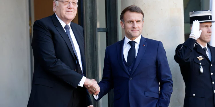 El presidente de Francia, Emmanuel Macron (derecha), estrecha la mano del ex primer ministro libanés Najib Mikati, antes de su reunión en el Palacio Presidencial del Elíseo en París, el 23 de octubre de 2024. (Ludovic Marin / AFP)