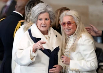La jefa de gabinete del presidente Donald Trump, Susie Wiles (izquierda), y Miriam Adelson llegan antes de la 60.a investidura presidencial en la Rotonda del Capitolio de Estados Unidos en Washington, el 20 de enero de 2025. (Foto AP/Julia Demaree Nikhinson, Pool)