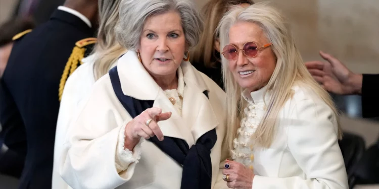 La jefa de gabinete del presidente Donald Trump, Susie Wiles (izquierda), y Miriam Adelson llegan antes de la 60.a investidura presidencial en la Rotonda del Capitolio de Estados Unidos en Washington, el 20 de enero de 2025. (Foto AP/Julia Demaree Nikhinson, Pool)